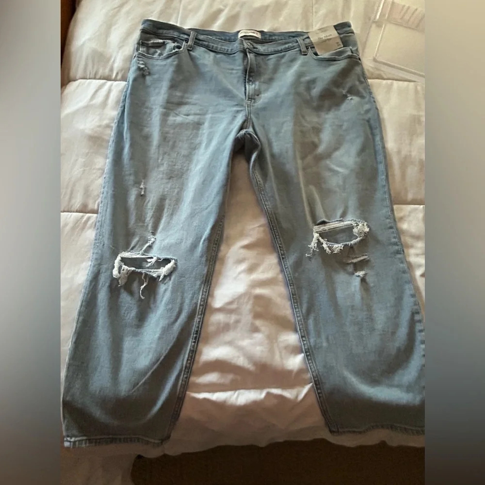 NWT Abercrombie & Fitch denim ripped highrise mom jean